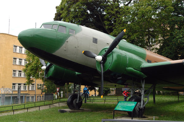 Lisunov Li-2 (DC-3-ski)
