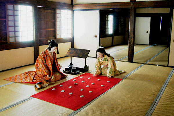 Princess Sen in the Keshou Yagura (Cosmetic Tower) playing Kaiawase, matching shells