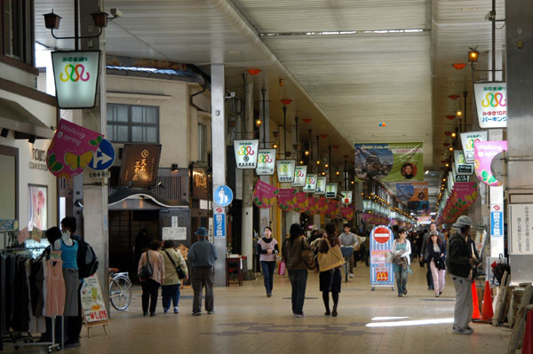 A covered shopping arcade 1 block east of Otemae-dori runs all the way to the train station