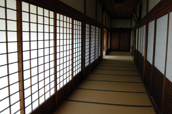 Tradition Japanese-style panel and matted corridor