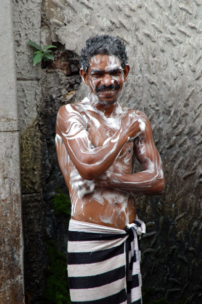 Roadside bathing Colombo