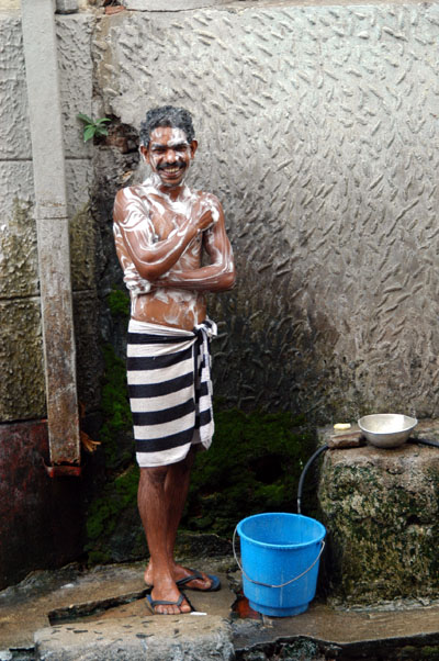 Roadside bathing Colombo