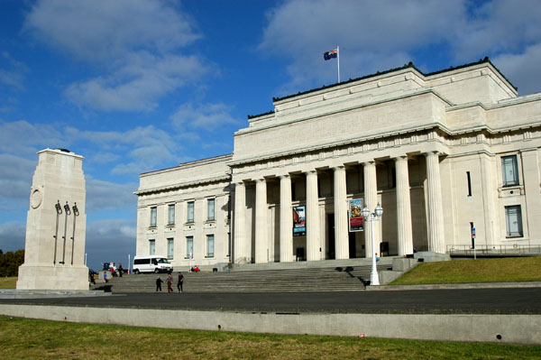 The Auckland Museum dominates the Auckland Domain