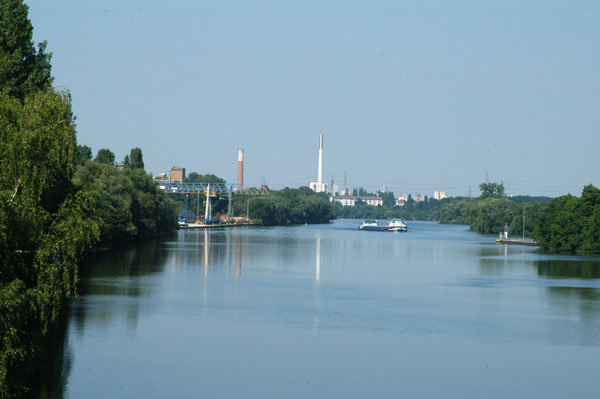 Main River looking towards Hchst