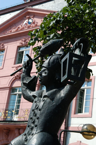 Karneval statue, Schillerplatz