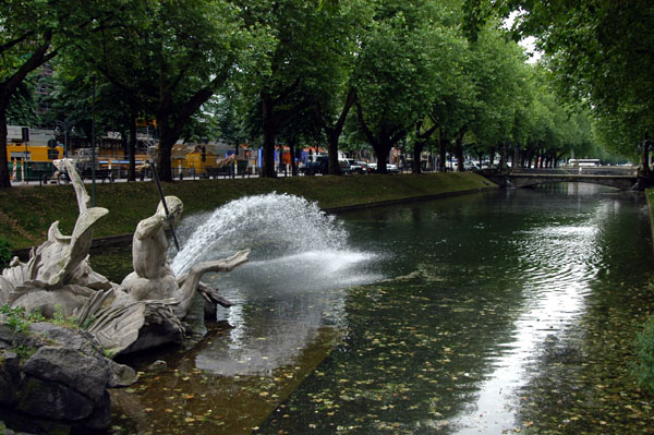 Fountain running down the center of the Knigsallee in Dsseldorf