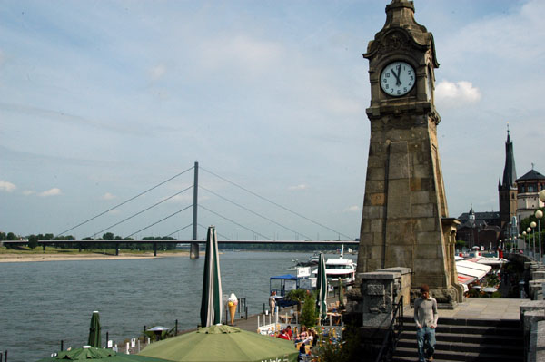 Dsseldorfer Pegeluhr - gives time and the level of the Rhine