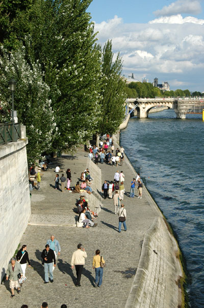 Walkway along the Rive Droit of the Seine