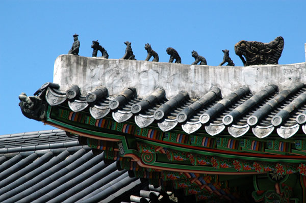 Guardian figures on the roof of Daejojeon Hall