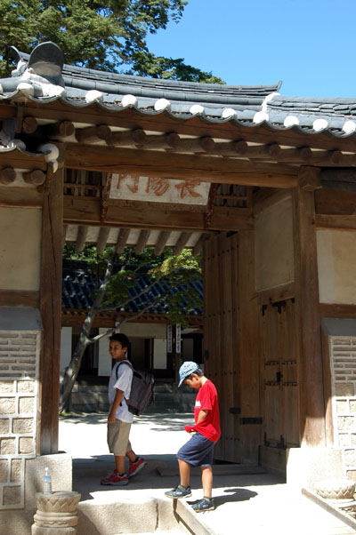 Gate to the Men's Quarters, Yeongyeongdang