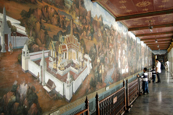 The gallery surrounding Wat Phra Kaeo contains paintings depicting the epic of the Ramakien