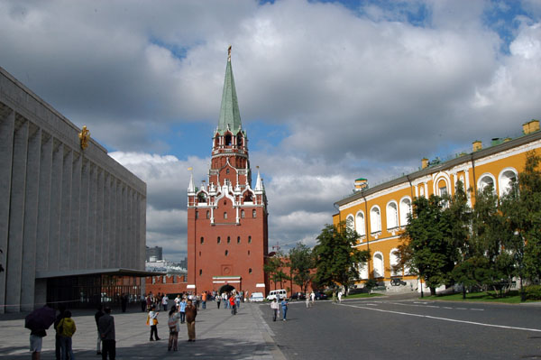 Kremlin Palace of Congresses (State Kremlin Palace 1960), Trinity Gate Tower and the Arsenal