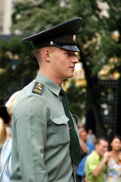 Russian soldier at the Tomb of the Unknown