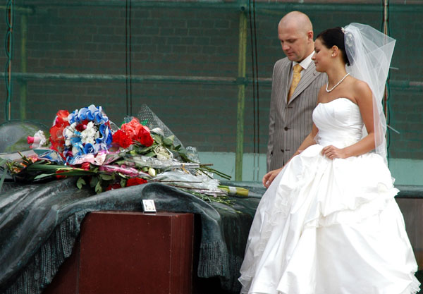 Newlyweds at the Tomb of the Unknown Soldier