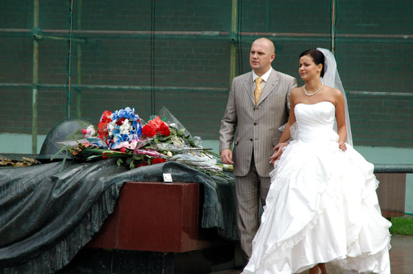 Newlyweds at the Tomb of the Unknown Soldier