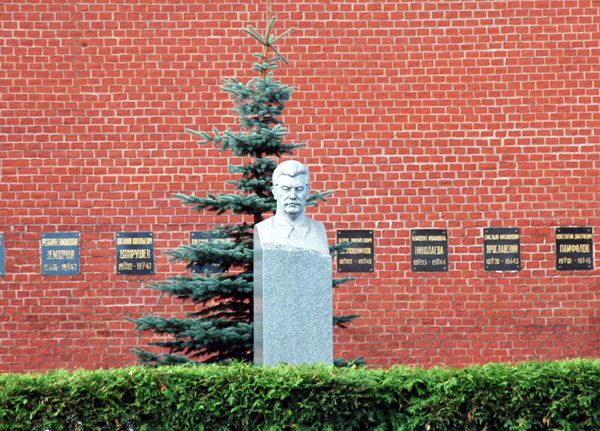 Can that be Stalin along the Kremlin Wall