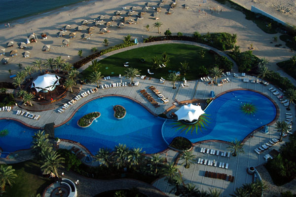The pool and beach at Al Aqah
