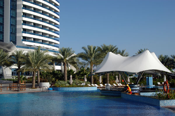 The swim up bar at Al Aqah