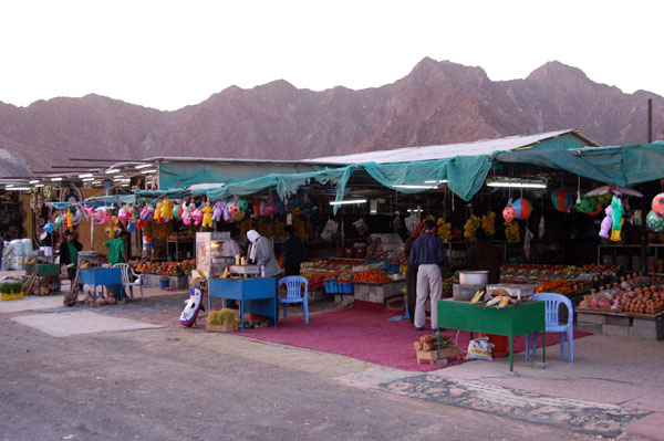 The Friday Market along the road in Masafi