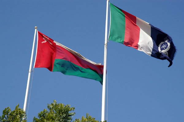 Omani national and police flags, Madhah