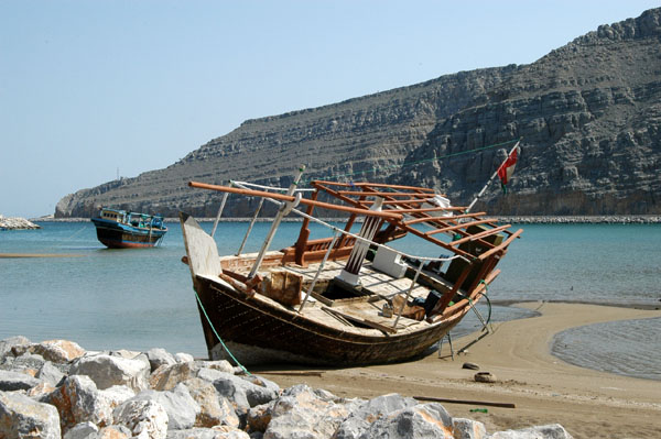 Beached dhow at Qida