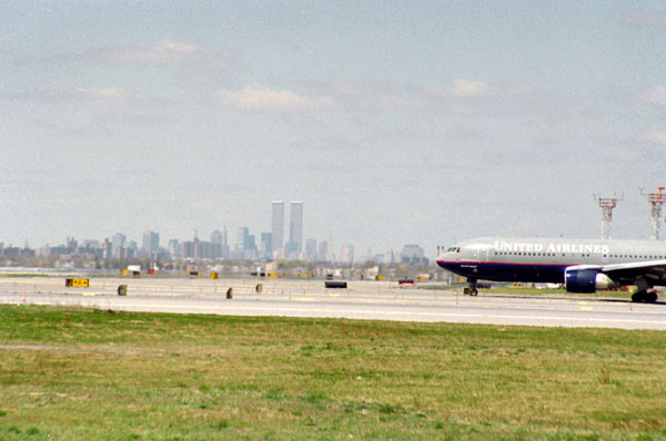 UAL 767 taxiing at JFK pre-9/11