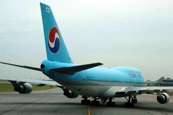 Korean Air 747 (HL7482) at Incheon