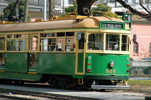 Old green Melbourne tram, Victoria Parade