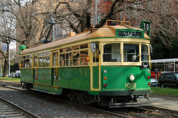 Old green Melbourne tram, Victoria Parade