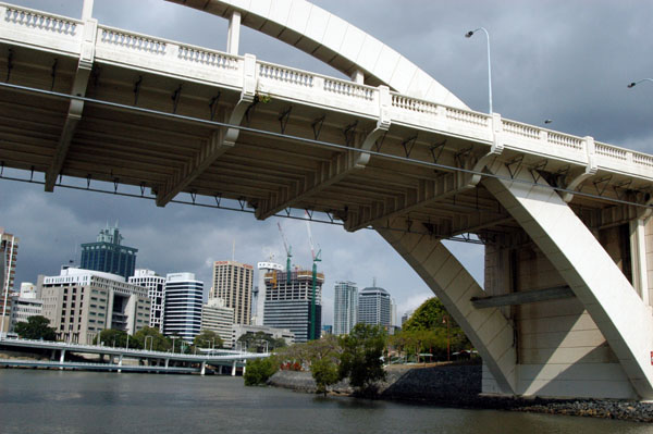 Passingi under the William Jolly Bridge, Brisbane