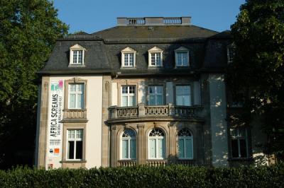 Another villa along Schaumankai used bz the Museum der Weltkulturen