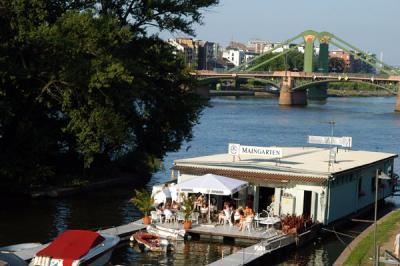 Floating Maingarten cafe, beneath the Alte Brücke
