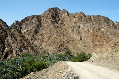 Past Al Nahwa, the road is unpaved, but well maintained