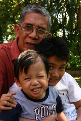 Ang lolo at ang kanyang mga apo