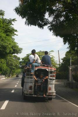 Bakit konti lang ang sakay sa bubong?