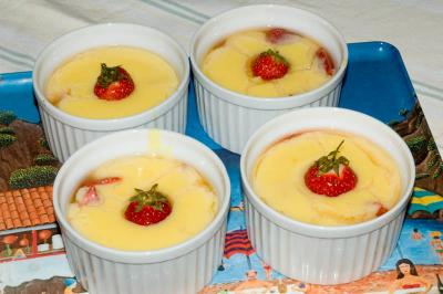 vanilla pudding with dark rum and strawberries