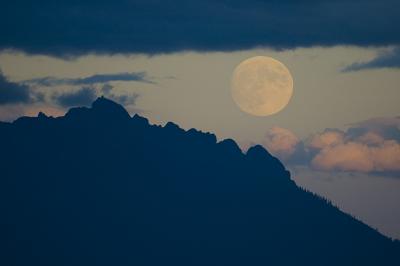 Harvest Moonrise over Sierra Buttes 400mm