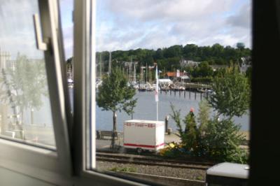 Vår utsikt från rummet, över en liten småbåtshamn