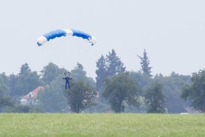 Amigo & Wandler skydive