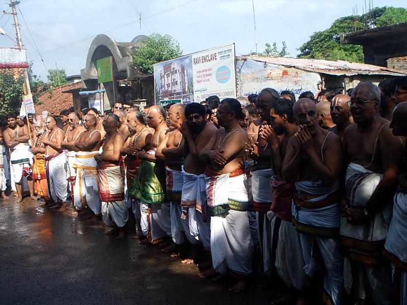 AruLichcheyal gOshTi led by Azhagiya manavALa jeeyar
