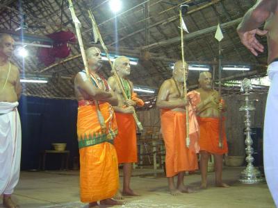 All yathis giving darshan to bhaktAs