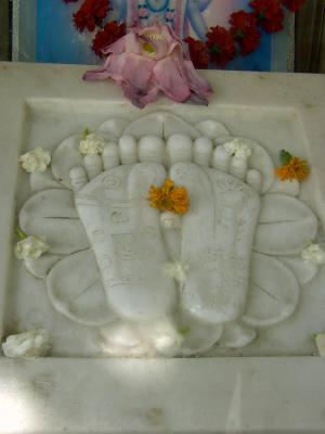 Sri krishna's thiruvadi at geethOpadesa stalam.JPG