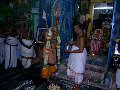 HH Sri Kaliyan swamy being honoured with theertha prasadam