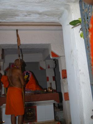 Srimath Azhiagiyasingar performing acharyan sambhavani