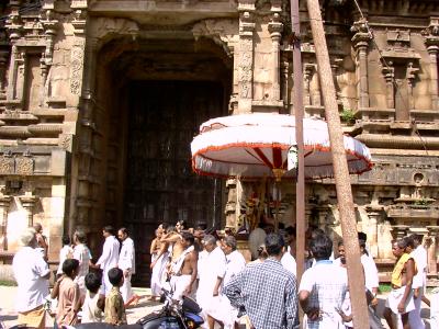 Yathothakari emperuman at the backdrop of Varadar gopuram