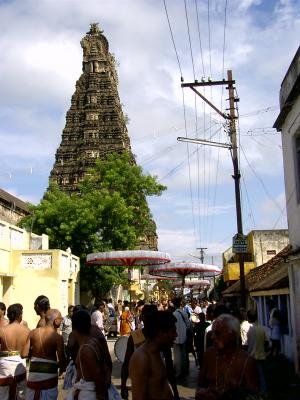Ythothakari emperuman and Thiruvellukai emperuman at the backdrop of Varadar gopuram