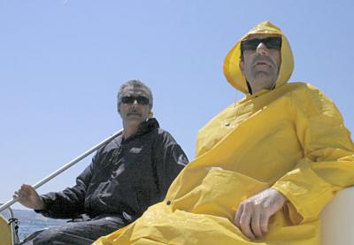 I nostri due prodi, ritratti con cipiglio sovietico, mentre prendono secchiate d'acqua