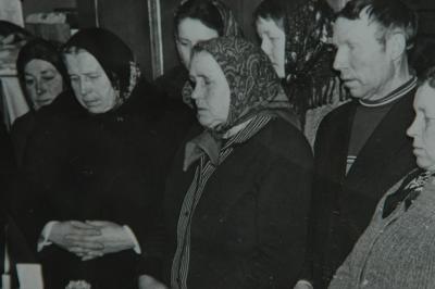 Martin's sister Eva is center with scarf - Centre  skarele ryinti Martino sesuo Eva
