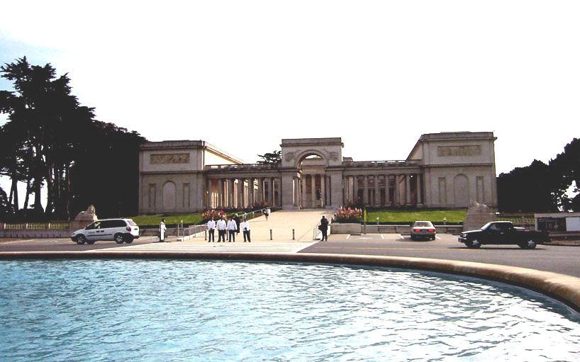 Palace of the Legion of Honor with valets in front