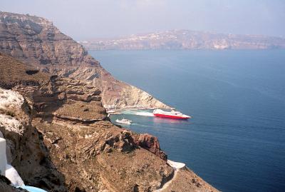 view on Athinios Port from hotel Caldera's Lilium:
...ferry boat's engines making a very unhealthy noise...